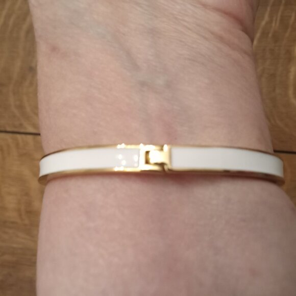 NWOT Kate Spade Signed Heritage Thin Bangle Bracelet Gold Tone White Enamel - Picture 2 of 4